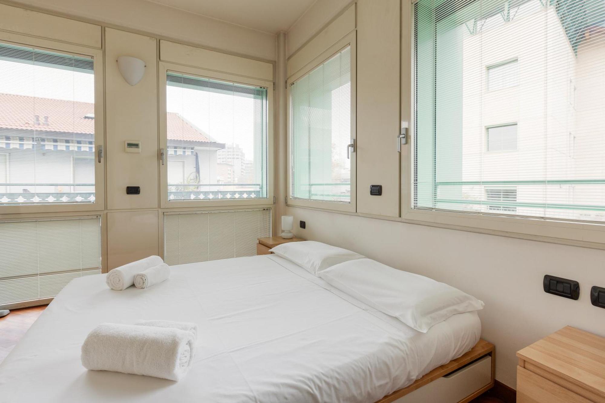 Bright & Comfy Apartment With Parking Milano Esterno foto