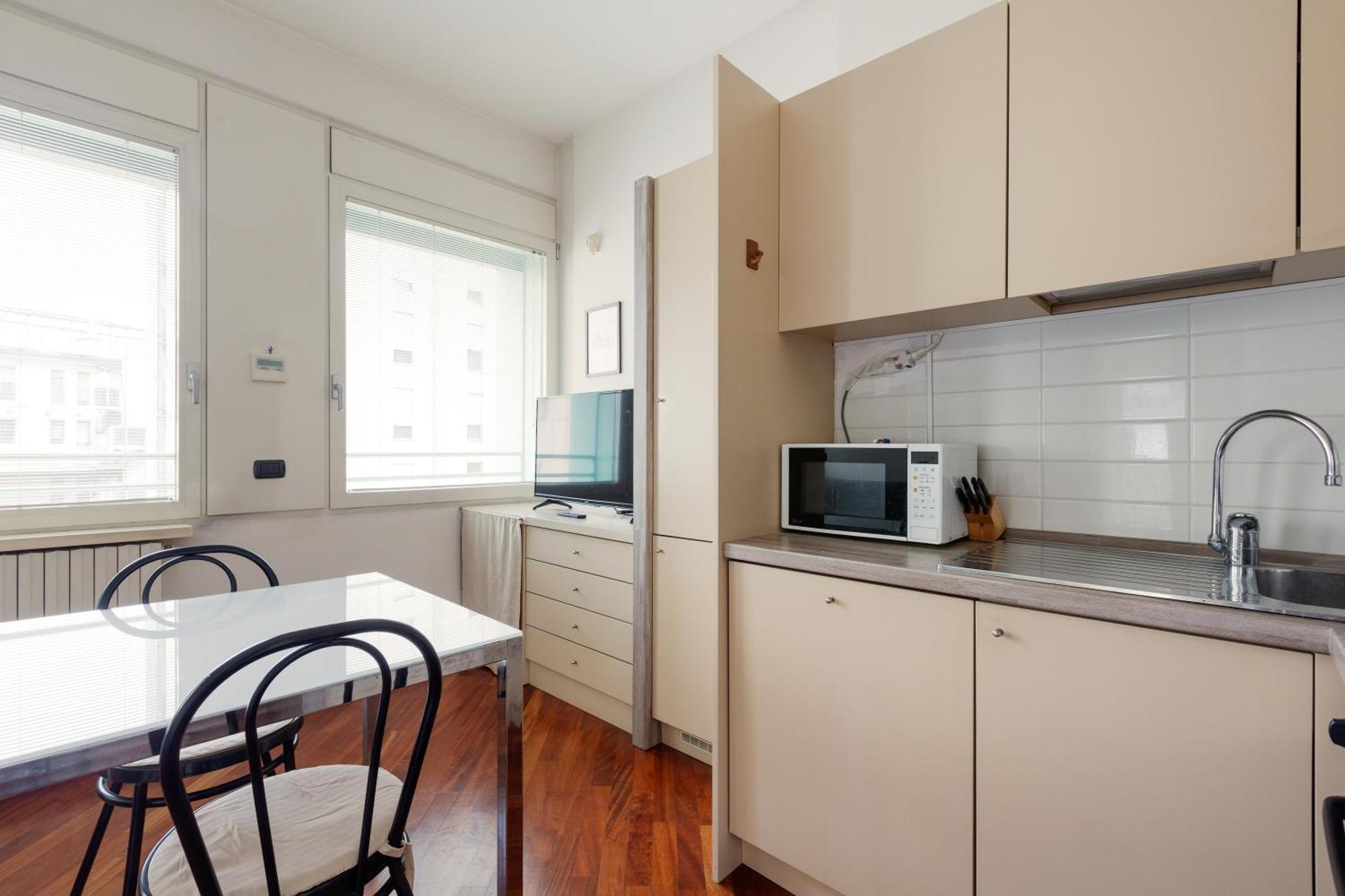 Bright & Comfy Apartment With Parking Milano Esterno foto