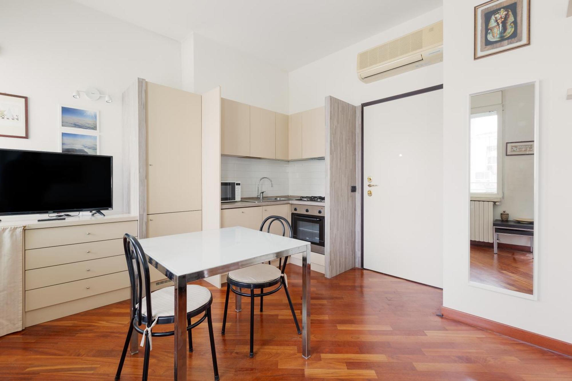 Bright & Comfy Apartment With Parking Milano Esterno foto